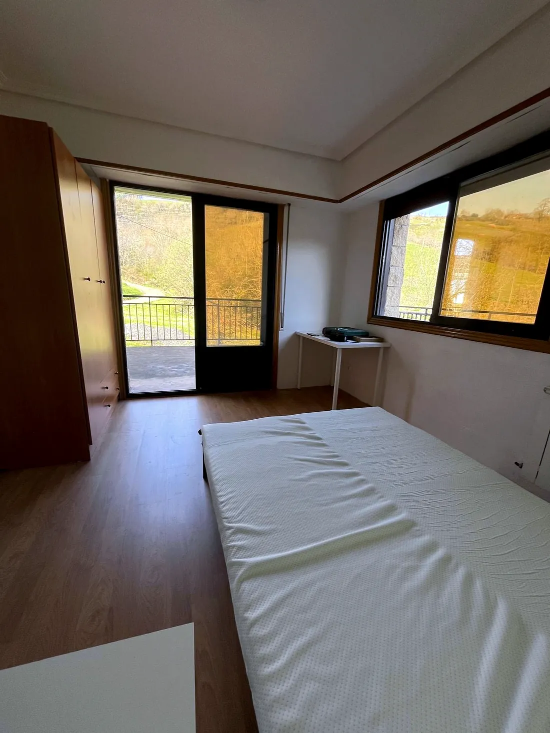 Habitación doble con dos ventanas y armario empotrado